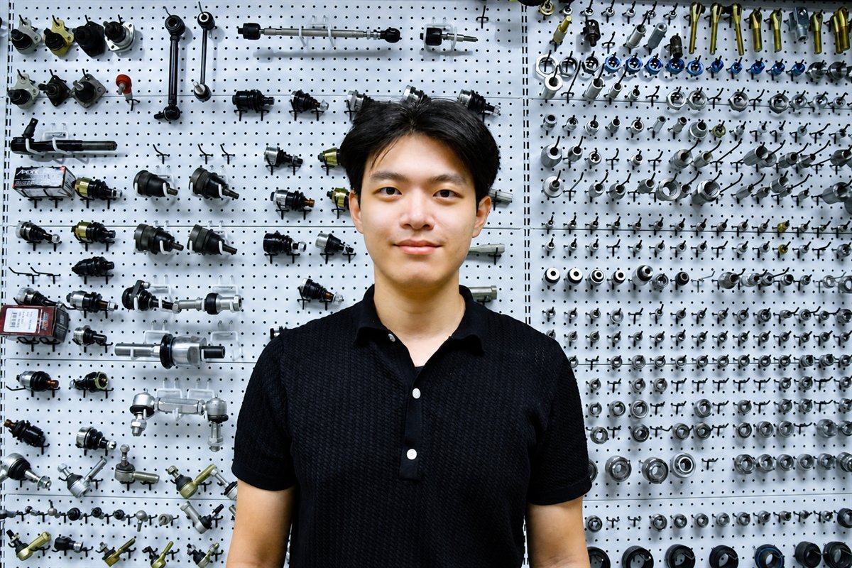 Zayn Reo at the SYZ product wall in Shanghai